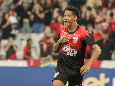 Cruzeiro pede volta de Tevis após pouco espaço no Athletico-PR