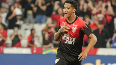 PR – CURITIBA – 04/05/2025 – BRASILEIRO B 2025, ATHLETICO-PR X BOTAFOGO-SP – Tevis jogador do Athletico-PR comemora seu gol durante partida contra o Botafogo-SP no estadio Arena da Baixada pelo campeonato Brasileiro B 2025. Foto: Robson Mafra/AGIF