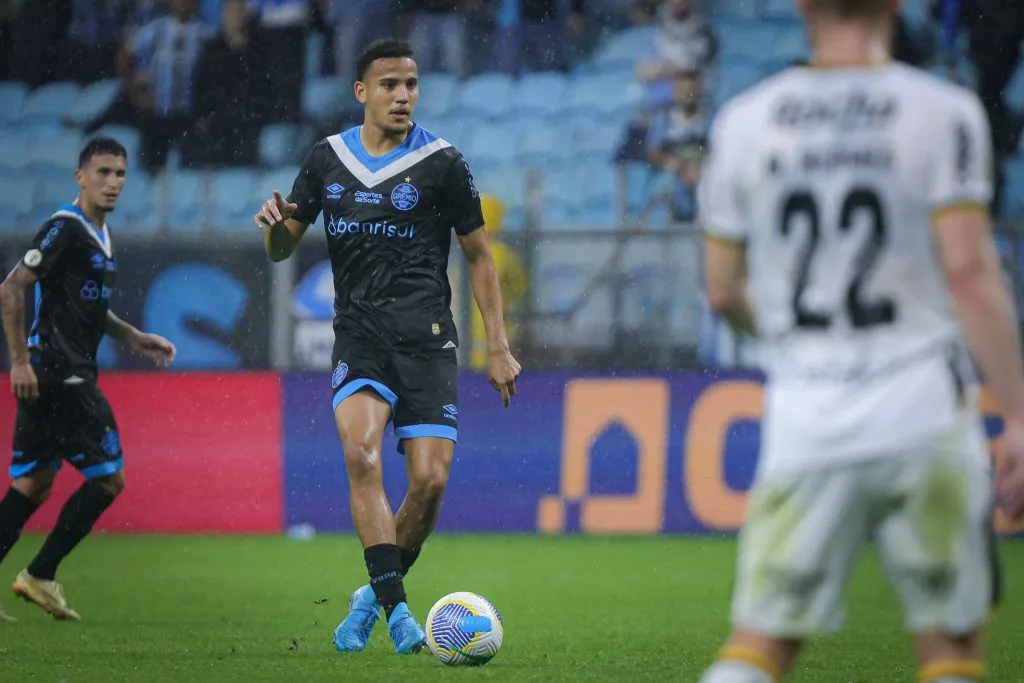RS – PORTO ALEGRE – 25/09/2024 – BRASILEIRO A 2024, GREMIO X CRICIUMA – Gustavo Martins jogador do Gremio durante partida contra o Criciuma no estadio Arena do Gremio pelo campeonato Brasileiro A 2024. Foto: Maxi Franzoi/AGIF