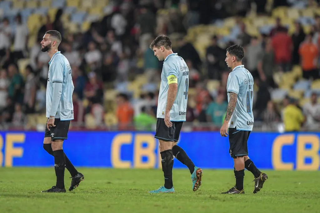 RJ – RIO DE JANEIRO – 02/08/2025 – BRASILEIRO A 2025, FLUMINENSE X GREMIO – Kannemann jogador do Gremio lamenta derrota ao final da partida contra o Fluminense no estadio Maracana pelo campeonato Brasileiro A 2025. Foto: Thiago Ribeiro/AGIF