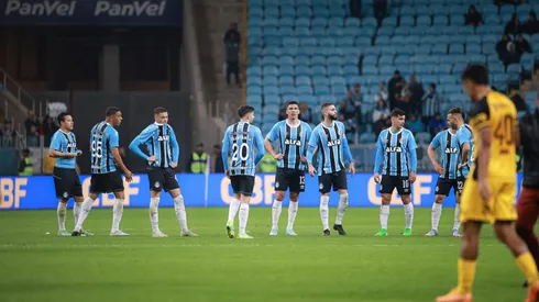 RS – PORTO ALEGRE – 10/08/2025 – BRASILEIRO A 2025, GREMIO X SPORT – Jogadores do Gremio lamentam derrota ao final da partida contra o Sport no estadio Arena do Gremio pelo campeonato Brasileiro A 2025. Foto: Maxi Franzoi/AGIF
