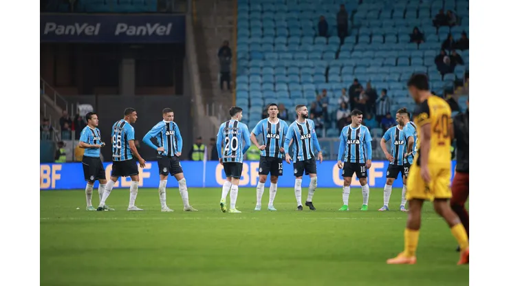RS - PORTO ALEGRE - 10/08/2025 - BRASILEIRO A 2025, GREMIO X SPORT - Jogadores do Gremio lamentam derrota ao final da partida contra o Sport no estadio Arena do Gremio pelo campeonato Brasileiro A 2025. Foto: Maxi Franzoi/AGIF