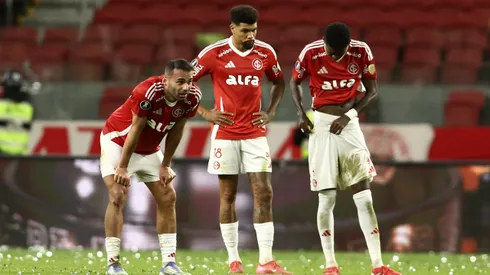 PORTO ALEGRE, BRAZIL – AUGUST 20: Players of Internacional look dejected following the team's defeat after a Copa CONMEBOL Libertadores 2025 Round of 16 Second Leg match between Internacional and Flamengo at Beira-Rio Stadium on August 20, 2025 in Porto Alegre, Brazil. (Photo by Pedro H. Tesch/Getty Images)