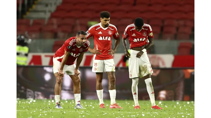 PORTO ALEGRE, BRAZIL - AUGUST 20: Players of Internacional look dejected following the team's defeat after a Copa CONMEBOL Libertadores 2025 Round of 16 Second Leg match between Internacional and Flamengo at Beira-Rio Stadium on August 20, 2025 in Porto Alegre, Brazil. (Photo by Pedro H. Tesch/Getty Images)