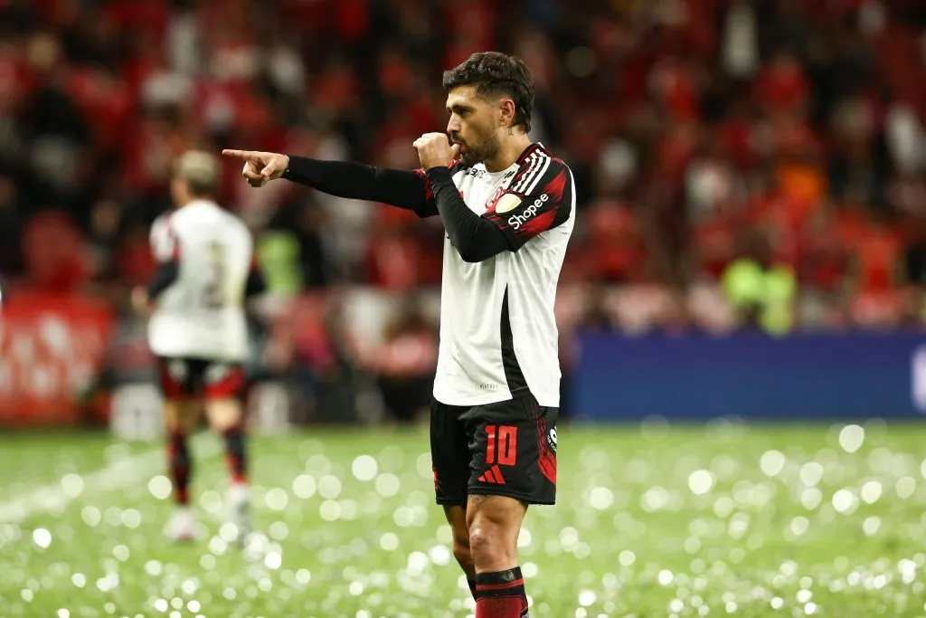 PORTO ALEGRE, BRAZIL – AUGUST 20: Giorgian De Arrascaeta of Flamengo celebrates after scoring the team’s first goal during a Copa CONMEBOL Libertadores 2025 Round of 16 Second Leg match between Internacional and Flamengo at Beira-Rio Stadium on August 20, 2025 in Porto Alegre, Brazil. (Photo by Pedro H. Tesch/Getty Images)