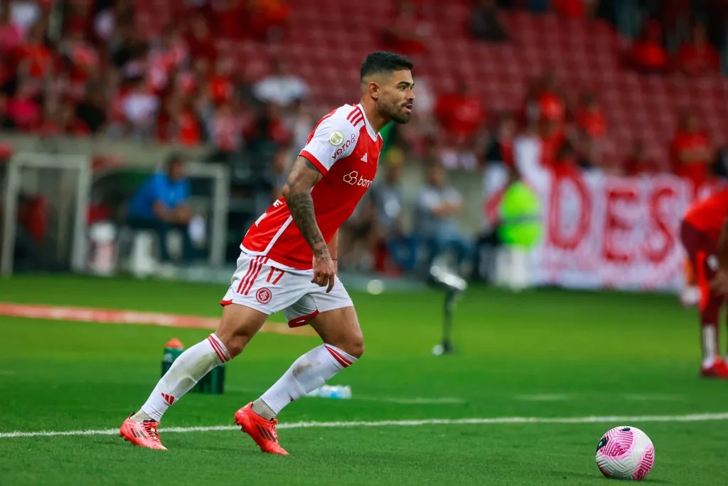 RS – PORTO ALEGRE – 30/10/2024 – BRASILEIRO A 2024, INTERNACIONAL X FLAMENGO – Bruno Tabata jogador do Internacional durante partida contra o Flamengo no estadio Beira-Rio pelo campeonato Brasileiro A 2024. Foto: Luiz Erbes/AGIF