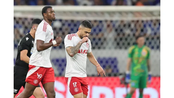 MG - BELO HORIZONTE - 23/08/2025 - BRASILEIRO A 2025, CRUZEIRO X INTERNACIONAL - Bruno Tabata jogador do Internacional comemora seu gol durante partida contra o Cruzeiro no estadio Mineirao pelo campeonato Brasileiro A 2025. Foto: Gilson Lobo/AGIF