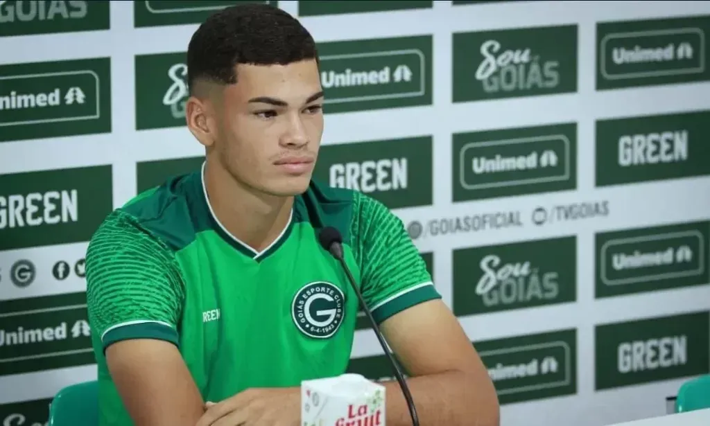 Anthony, zagueiro do Goiás, em entrevista coletiva (Imagem: Rosiron Rodrigues/Goiás)