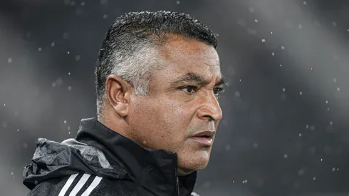 RJ - RIO DE JANEIRO - 11/05/2025 - BRASILEIRO A 2025, BOTAFOGO X INTERNACIONAL - Roger Machado tecnico do Internacional durante partida contra o Botafogo no estadio Engenhao pelo campeonato Brasileiro A 2025. Foto: Thiago Ribeiro/AGIF