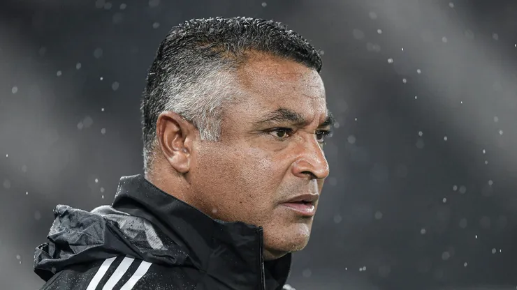 RJ - RIO DE JANEIRO - 11/05/2025 - BRASILEIRO A 2025, BOTAFOGO X INTERNACIONAL - Roger Machado tecnico do Internacional durante partida contra o Botafogo no estadio Engenhao pelo campeonato Brasileiro A 2025. Foto: Thiago Ribeiro/AGIF