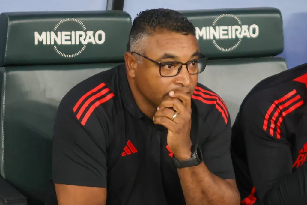 MG – BELO HORIZONTE – 23/08/2025 – BRASILEIRO A 2025, CRUZEIRO X INTERNACIONAL – Roger Machado tecnico do Internacional durante partida contra o Cruzeiro no estadio Mineirao pelo campeonato Brasileiro A 2025. Foto: Gilson Lobo/AGIF