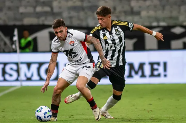 Jogadores durante partida do Vitoria e Atlético-MG no estadio Mineirao pelo campeonato Brasileiro A 2025. Foto: Fernando Moreno/AGIF