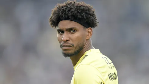 Hugo Souza durante confronto contra o Vasco no Brasileirão 2025.