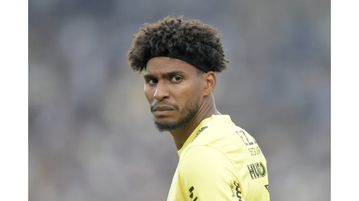 Hugo Souza durante confronto contra o Vasco no Brasileirão 2025.
