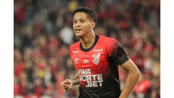 Tevis durante confronto contra o Botafogo-SP na Série B 2025.