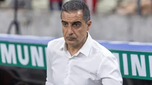 Renato Paiva durante confronto contra o Mirassol no Brasileirão 2025. Foto: Lucas Emanuel/AGIF