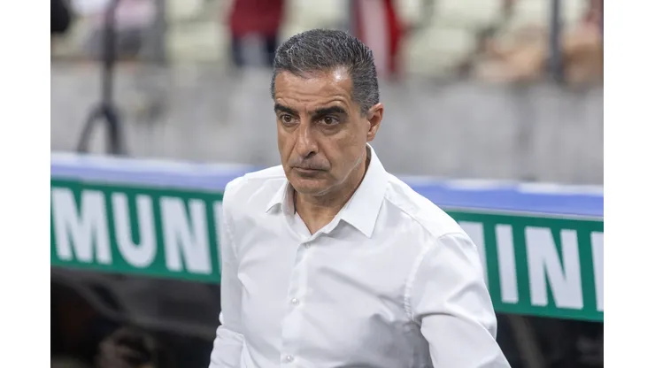 Renato Paiva durante confronto contra o Mirassol no Brasileirão 2025. Foto: Lucas Emanuel/AGIF