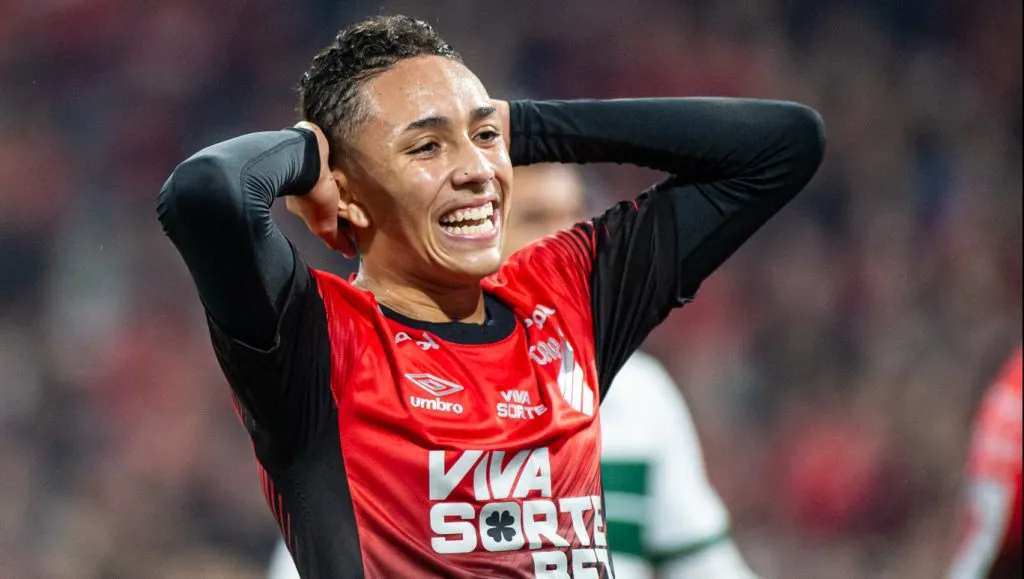 Kauã Moraes, lateral do Athletico. Foto: Luis Garcia/AGIF