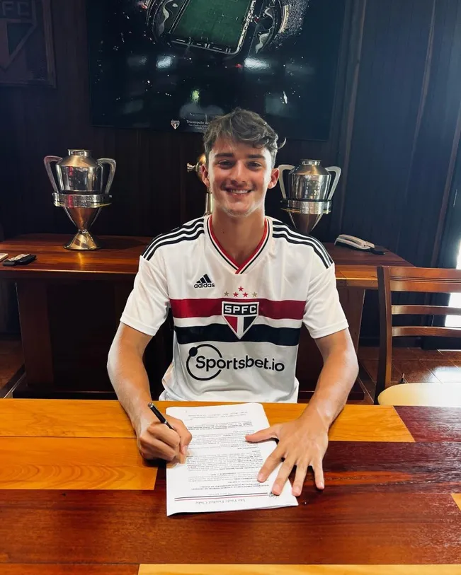 Lucas Loss assina contrata com o São Paulo (Imagem: Reprodução/Web)