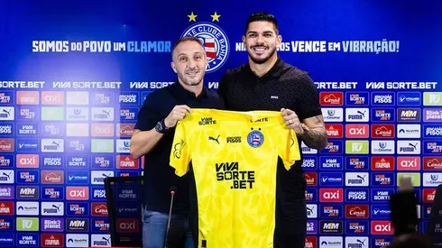 Carlos Santoro, diretor de futebol do Bahia, apresenta João Paulo. Foto: Letícia Martins/EC Bahia