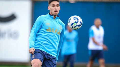 RS - FUTEBOL/ TREINO GREMIO 2025 - ESPORTES - Jogadores do Gremio realizam treino técnico durante a tarde desta segunda-feira, no CT Luiz Carvalho, na preparação para a partida valida pelo Campeonato Brasileiro 2025. FOTO: LUCAS UEBEL/GREMIO FBPA