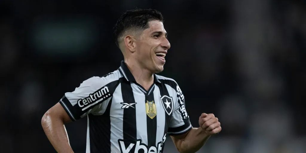 Savarino pode desfalcar o Botafogo contra o Vasco – Foto: Jorge Rodrigues/AGIF.