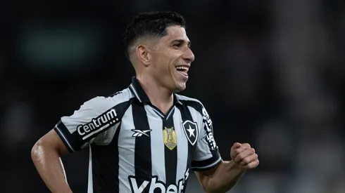 RJ – RIO DE JANEIRO – 30/08/2025 – BRASILEIRO A 2025, BOTAFOGO X BRAGANTINO – Savarino jogador do Botafogo comemora seu gol durante partida contra o Bragantino no estadio Engenhao pelo campeonato Brasileiro A 2025. Foto: Jorge Rodrigues/AGIF