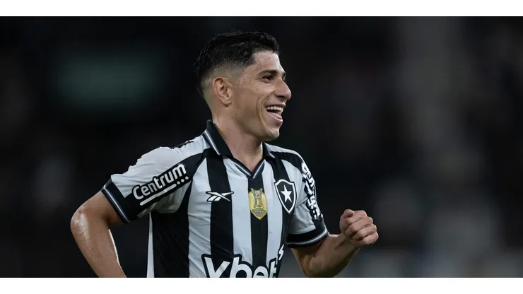 RJ - RIO DE JANEIRO - 30/08/2025 - BRASILEIRO A 2025, BOTAFOGO X BRAGANTINO - Savarino jogador do Botafogo comemora seu gol durante partida contra o Bragantino no estadio Engenhao pelo campeonato Brasileiro A 2025. Foto: Jorge Rodrigues/AGIF