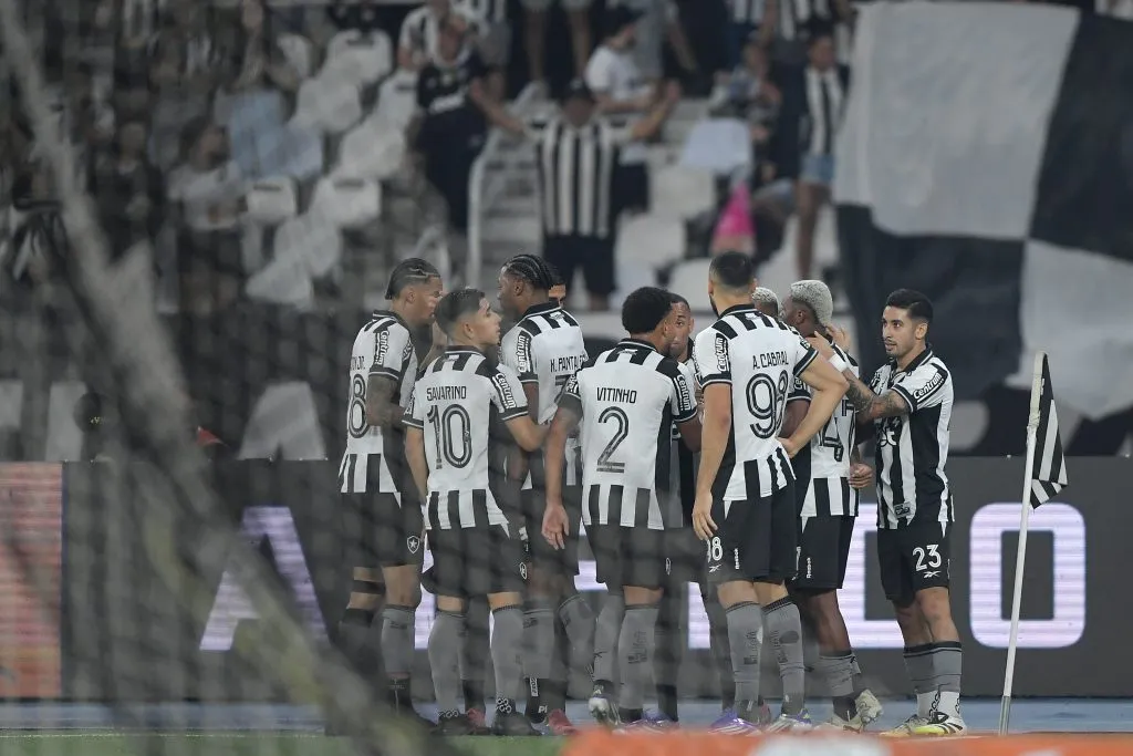 Botafogo comemorando um dos gols diante do Bragantino pelo Brasileirão 2025. Foto: Thiago Ribeiro/AGIF