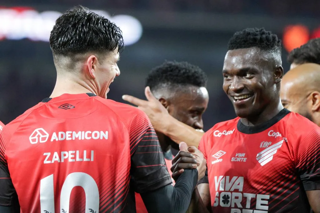 Zapelli jogador do Athletico-PR comemora seu gol com Viveros jogador da sua equipe durante partida contra o Novorizontino no estadio Arena da Baixada pelo campeonato Brasileiro B 2025. Foto: Robson Mafra/AGIF