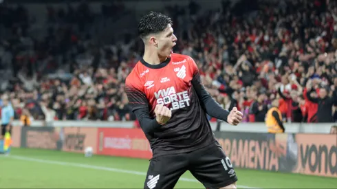 Bruno Zapelli jogador do Athletico-PR comemora seu gol durante partida contra o Novorizontino no estadio Arena da Baixada pelo campeonato Brasileiro B 2025. Foto: Robson Mafra/AGIF