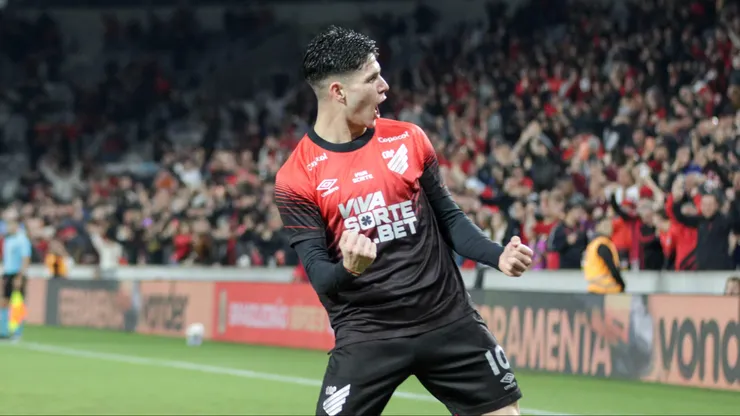 Bruno Zapelli jogador do Athletico-PR comemora seu gol durante partida contra o Novorizontino no estadio Arena da Baixada pelo campeonato Brasileiro B 2025. Foto: Robson Mafra/AGIF