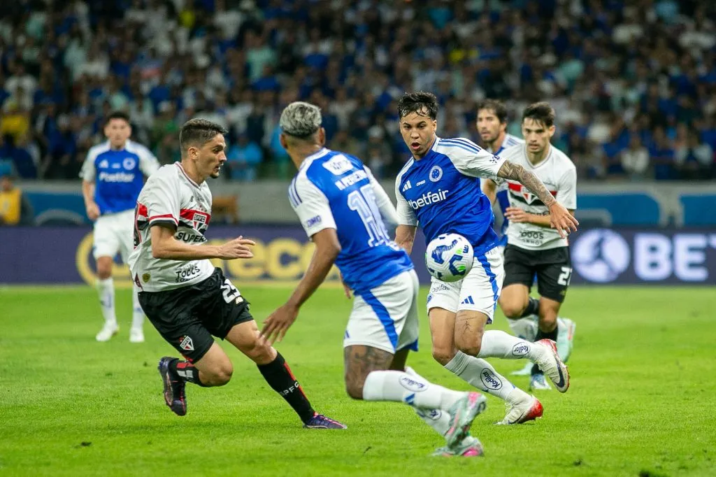 MG – BELO HORIZONTE – 30/08/2025 – BRASILEIRO A 2025, CRUZEIRO X SAO PAULO – Kaio Jorge jogador do Cruzeiro durante partida contra o Sao Paulo no estadio Mineirao pelo campeonato Brasileiro A 2025. Foto: Fernando Moreno/AGIF