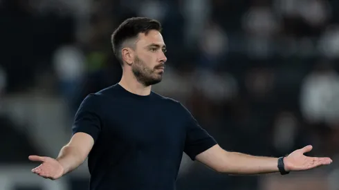 RJ – RIO DE JANEIRO – 30/08/2025 – BRASILEIRO A 2025, BOTAFOGO X BRAGANTINO – Davide Ancelotti tecnico do Botafogo durante partida contra o Bragantino no estadio Engenhao pelo campeonato Brasileiro A 2025. Foto: Jorge Rodrigues/AGIF