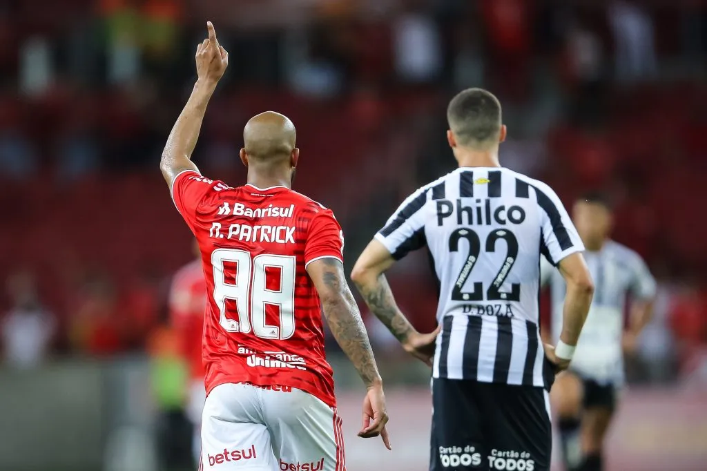 RS – Porto Alegre – 28/11/2021 – BRASILEIRO A 2021, INTERNACIONAL X SANTOS – Patrick jogador do Internacional comemora seu gol durante partida contra o Santos no estadio Beira-Rio pelo campeonato Brasileiro A 2021. Foto: Pedro H. Tesch/AGIF