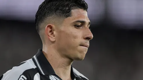 Savarino durante confronto contra o Bragantino no Brasileirão 2025.