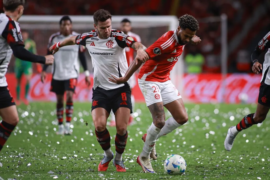 RS – PORTO ALEGRE – 20/08/2025 – COPA LIBERTADORES 2025, INTERNACIONAL X FLAMENGO – Wesley jogador do Internacional disputa lance com Saul Niguez jogador do Flamengo durante partida no estadio Beira-Rio pelo campeonato Copa Libertadores 2025. Foto: Maxi Franzoi/AGIF