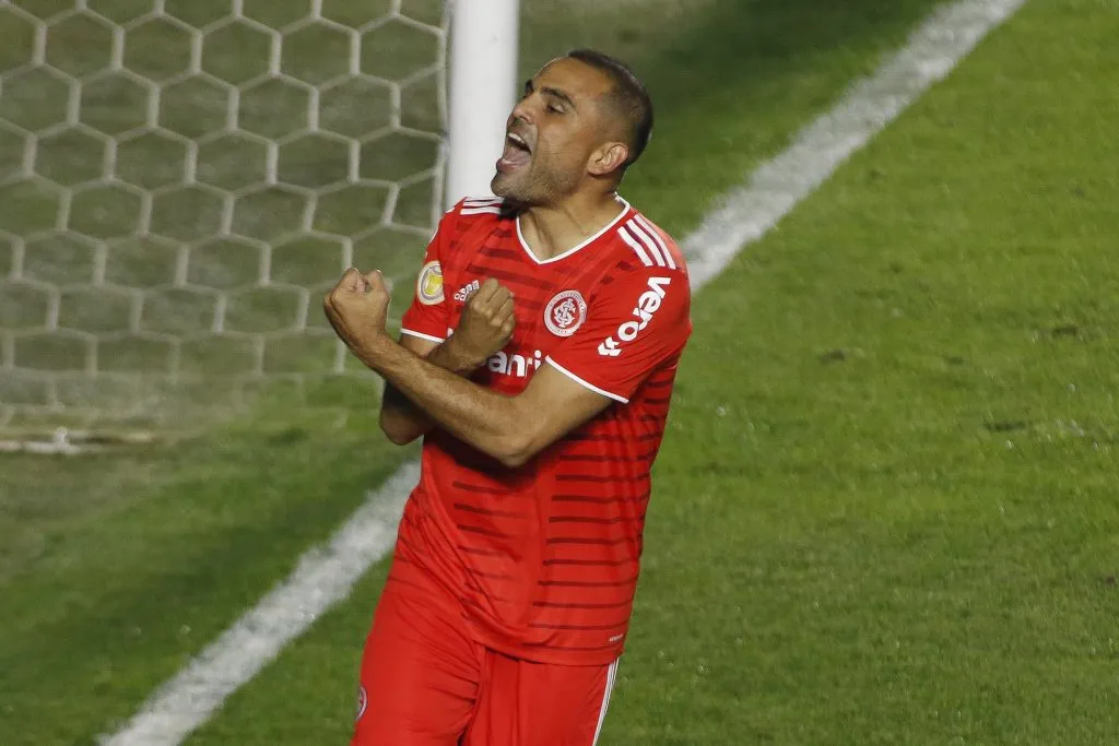 SANTOS, BRAZIL – AUGUST 22: Gabriel Mercado of Internacional celebrates after scoring the first goal of his team during a match between Santos and Internacional as part of Brasileirao 2021 at Vila Belmiro Stadium on August 22, 2021 in Santos, Brazil. (Photo by Miguel Schincariol/Getty Images)