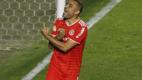 SANTOS, BRAZIL – AUGUST 22: Gabriel Mercado of Internacional celebrates after scoring the first goal of his team during a match between Santos and Internacional as part of Brasileirao 2021 at Vila Belmiro Stadium on August 22, 2021 in Santos, Brazil. (Photo by Miguel Schincariol/Getty Images)