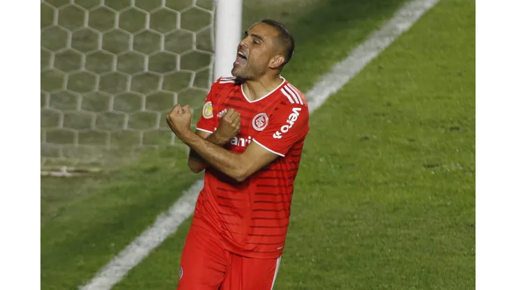 SANTOS, BRAZIL - AUGUST 22: Gabriel Mercado of Internacional celebrates after scoring the first goal of his team during a match between Santos and Internacional as part of Brasileirao 2021 at Vila Belmiro Stadium on August 22, 2021 in Santos, Brazil. (Photo by Miguel Schincariol/Getty Images)