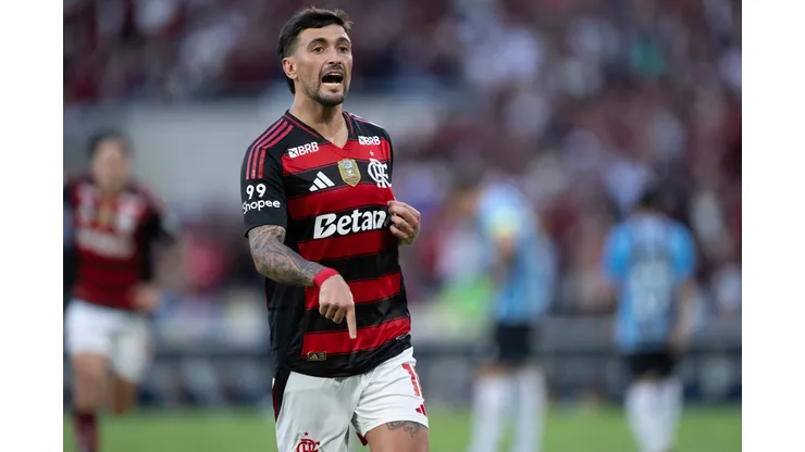 RJ - RIO DE JANEIRO - 31/08/2025 - BRASILEIRO A 2025, FLAMENGO X GREMIO - Arrascaeta jogador do Flamengo comemora seu gol durante partida contra o Gremio no estadio Maracana pelo campeonato Brasileiro A 2025. Foto: Jorge Rodrigues/AGIF