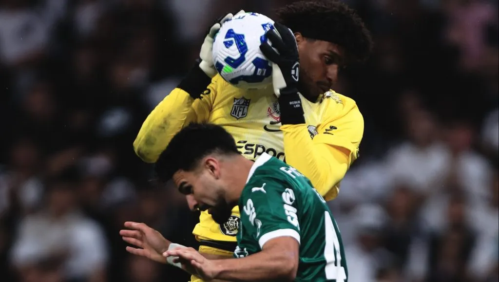 Hugo Souza durante Corinthians x Palmeiras. Foto: Ettore Chiereguini/AGIF