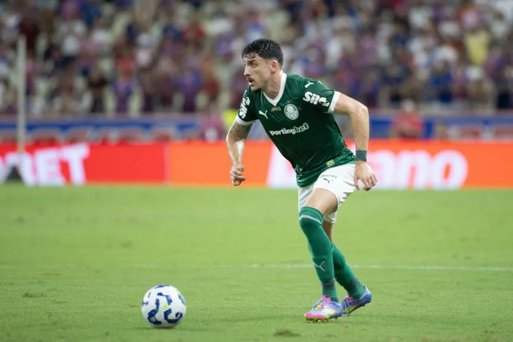 CE – FORTALEZA – 20/04/2025 – BRASILEIRO A 2025, FORTALEZA X PALMEIRAS – [Piquerez] jogador do Palmeiras durante partida contra o Fortaleza no estadio Arena Castelao pelo campeonato Brasileiro A 2025. Foto: Baggio Rodrigues/AGIF