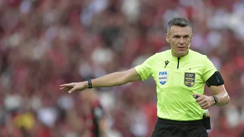 O árbitro Paulo Cesar Zanovelli da Silva durante partida entre Flamengo e Grêmio no estádio Maracanã pelo campeonato Brasileiro A 2025. Foto: Thiago Ribeiro/AGIF