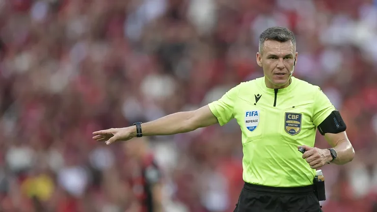 O árbitro Paulo Cesar Zanovelli da Silva durante partida entre Flamengo e Grêmio no estádio Maracanã pelo campeonato Brasileiro A 2025. Foto: Thiago Ribeiro/AGIF