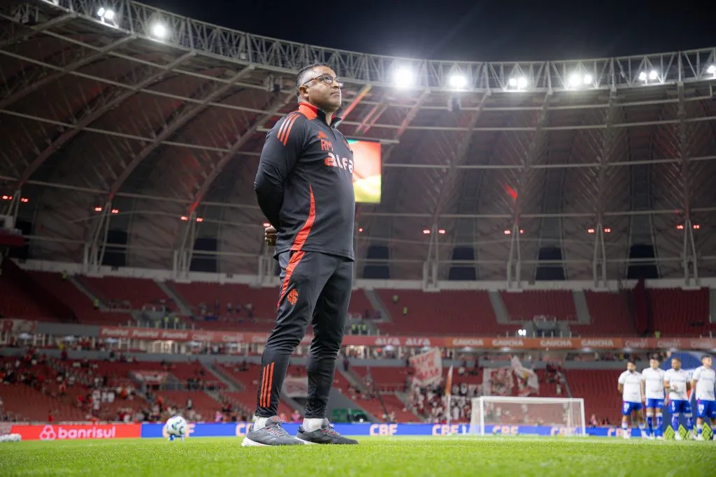 RS – PORTO ALEGRE – 31/08/2025 – BRASILEIRO A 2025, INTERNACIONAL X FORTALEZA – Roger Machado tecnico do Internacional durante partida contra o Fortaleza no estadio Beira-Rio pelo campeonato Brasileiro A 2025. Foto: Maxi Franzoi/AGIF