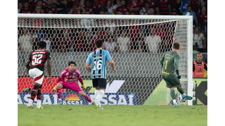 RJ - RIO DE JANEIRO - 31/08/2025 - BRASILEIRO A 2025, FLAMENGO X GREMIO - Tiago Volpi goleiro do Gremio cobra penalti durante partida contra o Flamengo no estadio Maracana pelo campeonato Brasileiro A 2025. Foto: Jorge Rodrigues/AGIF