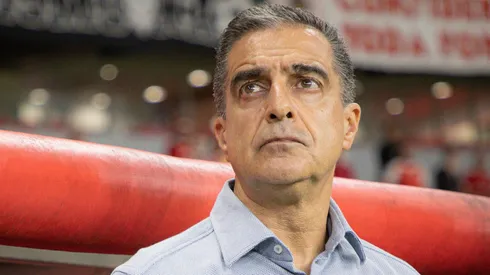 Renato Paiva durante confronto contra o Internacional no Brasileirão 2025.