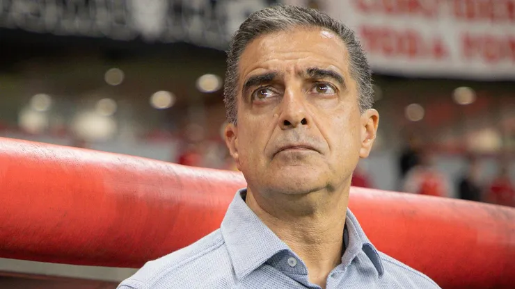 Renato Paiva durante confronto contra o Internacional no Brasileirão 2025.