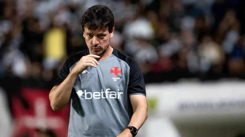 Diniz explica demora nas substituições (Imagem: Rafael Vieira/AGIF)